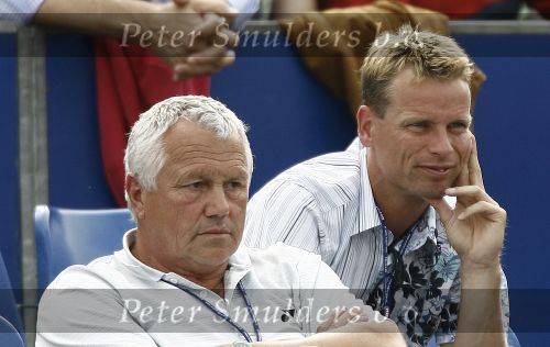 Rosmalen, 23 Juni 2006 Ordina Open 2006
Halve finale Michaella Krajicek-Jelena Dementiva
1-6   7-6   6-4
Papa Petr Krajicek en Jan Siemerink kijken gespannen toe.
© Foto Edwin van Zandvoort