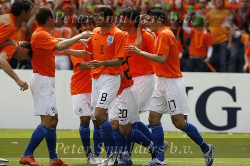 Rotterdam, 5 Juni 2006 Laatste oefeninterland nederlands elftal op weg naar het WK 2006 in Duitsland.
Nederland-Australie, eindstand 1-1
Phillip Cocu, Mark v bommel, Andre Ooijer, Arjen Robben, Ruud v Nistelrooy, Giovanni v Bronckhorst en Robin v Persie blij na de 1-0 van Ruud v Nistelrooy
© Edwin van Zandvoort