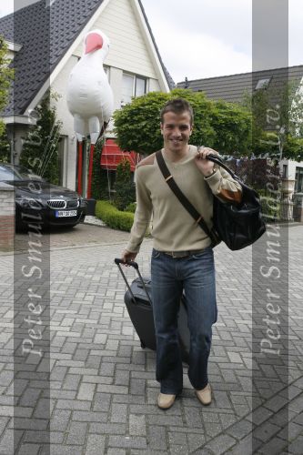 Uitgeest6 juni 2006
Rafael v d Vaart vertrekt vanaf zijn huis richting WK voetbal. In de tuin van zijn huis staat een grote ooievaar