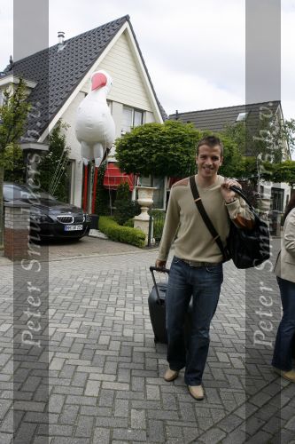 Uitgeest6 juni 2006
Rafael v d Vaart vertrekt vanaf zijn huis richting WK voetbal. In de tuin van zijn huis staat een grote ooievaar