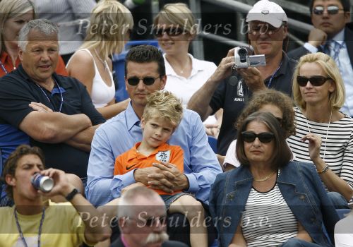 Rosmalen, 24 Juni 2006
Finale Ordina Open 2006
De familie Krajicek, Links Petr Krajicek, rechts Richard Krajicek met zoontje en rechts Daphne Deckers met hun dochtertje
© Edwin van Zandvoort