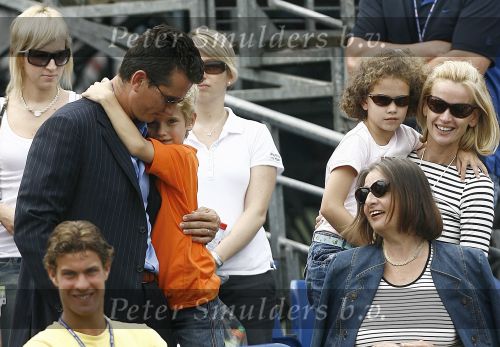 Rosmalen, 24 Juni 2006
Finale Ordina Open 2006
De familie Krajicek, Links  Richard Krajicek met zoontje en rechts Daphne Deckers met hun dochtertje
© Edwin van Zandvoort
