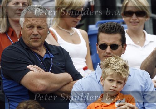 Rosmalen, 24 Juni 2006
Finale Ordina Open 2006
De familie Krajicek, Links Petr Krajicek, rechts Richard Krajicek met zoontje 
© Edwin van Zandvoort