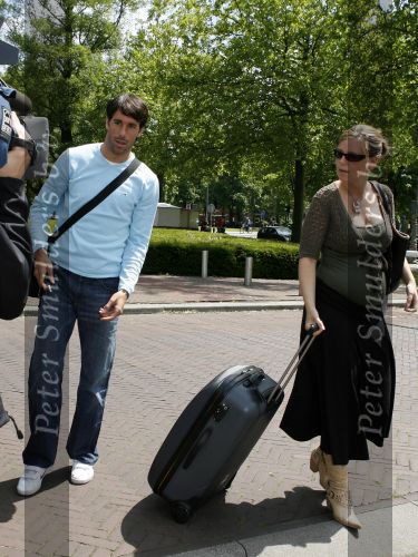 Amsterdam 6 juni 2006
Vertrek Nederlands elftal vanaf het hilton in Amsterdam naar WK.
Ruud v Nistelrooij met zijn zwangere vrouw Leontien