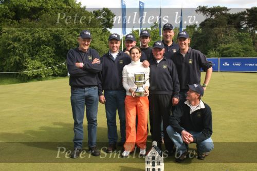 Valkenswaard, 4 Juni 2006
Finaledag KLM Ladies Open 2006 Eindhovensche Golf
De winnares uit Frankrijk, Stephanie Arricau met de greenkeepers van de Eindhovensche golf