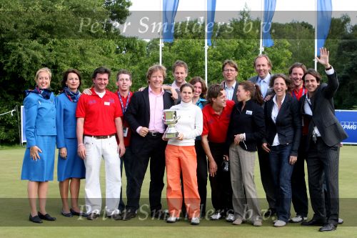 Valkenswaard, 4 Juni 2006
Finaledag KLM Ladies Open 2006 Eindhovensche Golf
De winnares uit Frankrijk, Stephanie Arricau met de organisatie