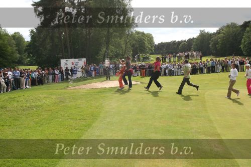 Valkenswaard, 4 Juni 2006
Finaledag KLM Ladies Open 2006 Eindhovensche Golf
De winnares uit Frankrijk, Stephanie Arricau met de greenkeepers van de Eindhovensche golf