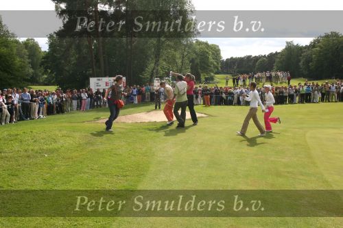 Valkenswaard, 4 Juni 2006
Finaledag KLM Ladies Open 2006
De winnares uit Frankrijk, Stephanie Arricau met enkele frans kollega\'s die als traditie de winnares in het water gooien ( indien mogelijk ) of anders met water overgieten