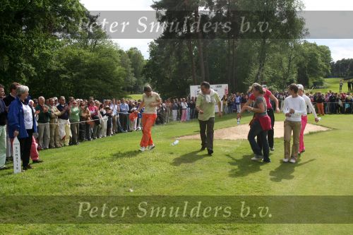 Valkenswaard, 4 Juni 2006
Finaledag KLM Ladies Open 2006
De winnares uit Frankrijk, Stephanie Arricau met enkele frans kollega\'s die als traditie de winnares in het water gooien ( indien mogelijk ) of anders met water overgieten
© Foto Peter Smulders BV Eindhoven