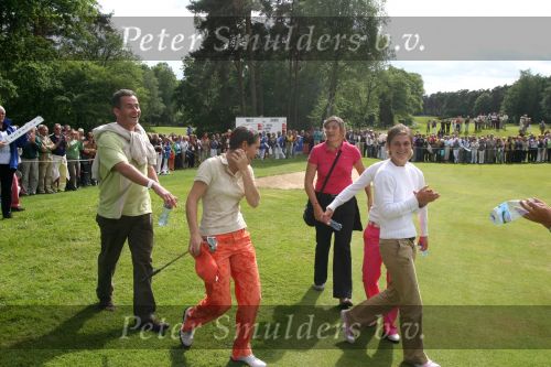 Valkenswaard, 4 Juni 2006
Finaledag KLM Ladies Open 2006
De winnares uit Frankrijk, Stephanie Arricau met enkele frans kollega\'s die als traditie de winnares in het water gooien ( indien mogelijk ) of anders met water overgieten