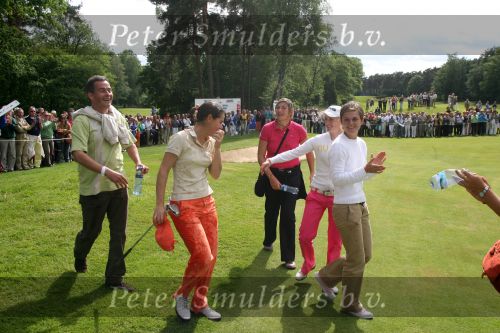 Valkenswaard, 4 Juni 2006
Finaledag KLM Ladies Open 2006
De winnares uit Frankrijk, Stephanie Arricau met enkele frans kollega\'s die als traditie de winnares in het water gooien ( indien mogelijk ) of anders met water overgieten