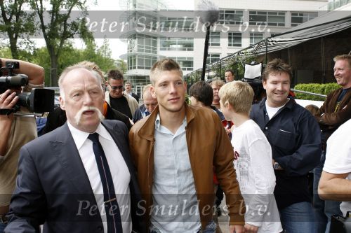 Amsterdam 6 juni 2006
Vertrek Nederlands elftal vanaf het hilton in Amsterdam naar WK.
Stijn Schaars tussen de pers