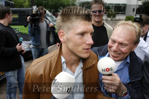 Amsterdam 6 juni 2006
Vertrek Nederlands elftal vanaf het hilton in Amsterdam naar WK.
Stijn Schaars tussen de pers Rob Fleur
