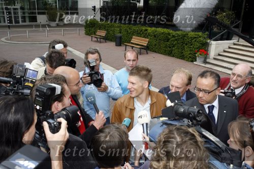 Amsterdam 6 juni 2006
Vertrek Nederlands elftal vanaf het hilton in Amsterdam naar WK.
Stijn Schaars tussen de pers