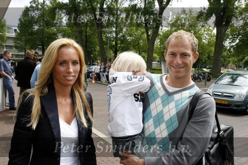 Amsterdam 6 juni 2006
Vertrek Nederlands elftal vanaf het hilton in Amsterdam naar WK.
Tim de Cler met vriendin Charlotte en hun zoontje