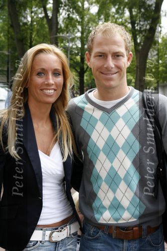 Amsterdam 6 juni 2006
Vertrek Nederlands elftal vanaf het hilton in Amsterdam naar WK.
Tim de Cler met vriendin Charlotte