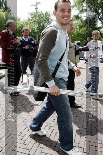 Amsterdam 6 juni 2006
Vertrek Nederlands elftal vanaf het hilton in Amsterdam naar WK.
Wesley sneijder met krukken