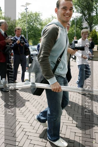 Amsterdam 6 juni 2006
Vertrek Nederlands elftal vanaf het hilton in Amsterdam naar WK.
Wesley sneijder met krukken