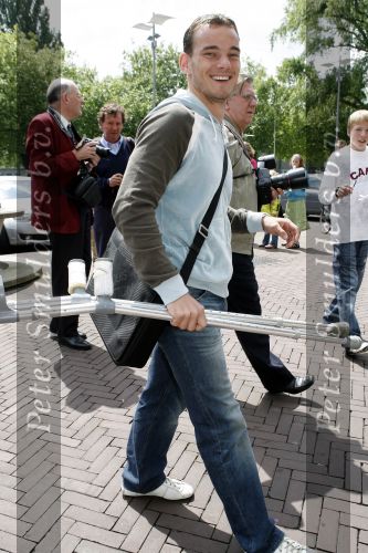 Amsterdam 6 juni 2006
Vertrek Nederlands elftal vanaf het hilton in Amsterdam naar WK.
Wesley sneijder met krukken