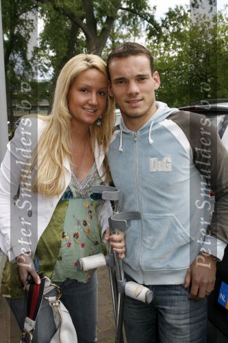 Amsterdam 6 juni 2006
Vertrek Nederlands elftal vanaf het hilton in Amsterdam naar WK.
Wesley sneijder met zijn zwangere vrouw Ramona