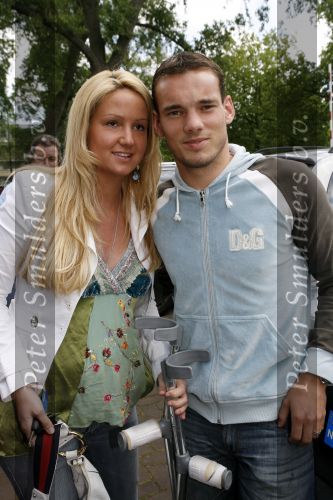 Amsterdam 6 juni 2006
Vertrek Nederlands elftal vanaf het hilton in Amsterdam naar WK.
Wesley Sneijder met zijn zwangere vrouw Ramona