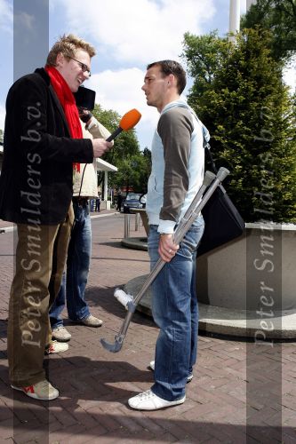 Amsterdam 6 juni 2006
Vertrek Nederlands elftal vanaf het hilton in Amsterdam naar WK.
Wesley sneijder met krukken