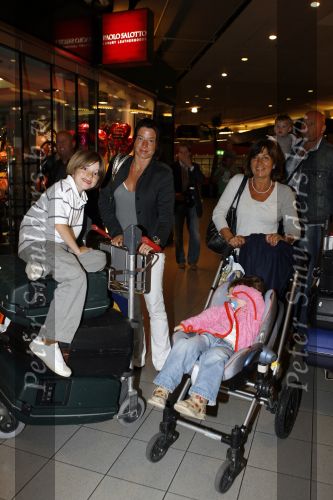 Schiphol 14 mei 2007
Amanda Krabbe komt met kinderen en ouders terug van vakantie in Turkije.