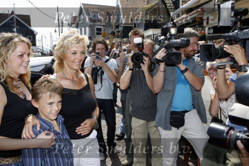 Volendam 12 juni 2007
Surprise feestje Annie Schilder in cafe Centraal. Annie met haar zoon en dochter