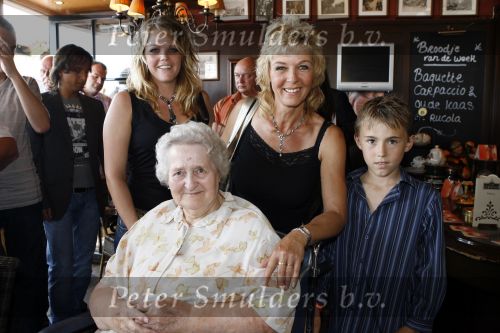 Volendam 12 juni 2007
Surprise feestje Annie Schilder in cafe Centraal. Annie met haar zoon en dochter