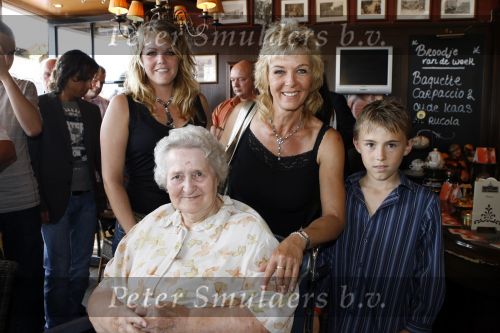 Volendam 12 juni 2007
Surprise feestje Annie Schilder in cafe Centraal. Annie met haar zoon en dochter