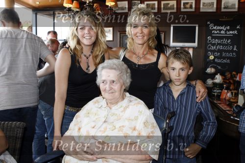 Volendam 12 juni 2007
Surprise feestje Annie Schilder in cafe Centraal. Annie met haar zoon en dochter