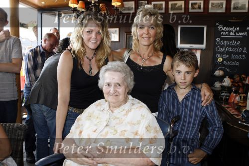 Volendam 12 juni 2007
Surprise feestje Annie Schilder in cafe Centraal. Annie met haar zoon en dochter