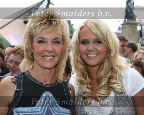 Tilburg, 12 Juni 2007
TROS Zomertoer op de Heuvel
Anny Schilder      
Annie Schilder met Monique Smit
