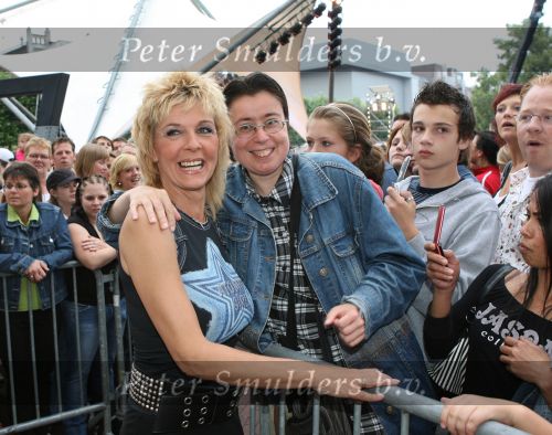 Tilburg, 12 Juni 2007
TROS Zomertoer op de Heuvel
Anny Schilder      
Annie Schilder met fans