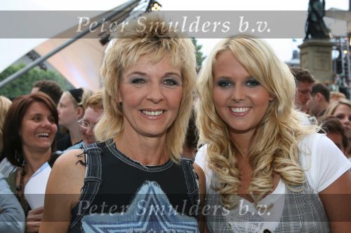 Tilburg, 12 Juni 2007
TROS Zomertoer op de Heuvel
Anny Schilder      
Annie Schilder met Monique Smit