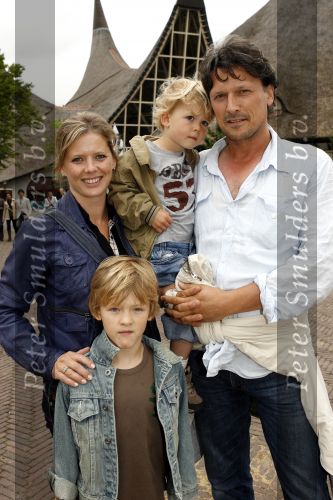 Kaatsheuvel 17 juni 2007
Bn ers in de efteling. Babette v Veen met Bas Westerweel en kinderen