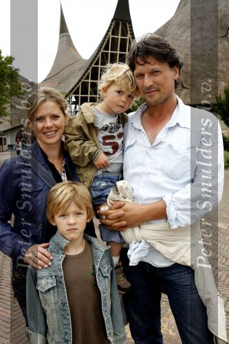 Kaatsheuvel 17 juni 2007
Bn ers in de efteling. Babette v Veen met Bas Westerweel en kinderen
