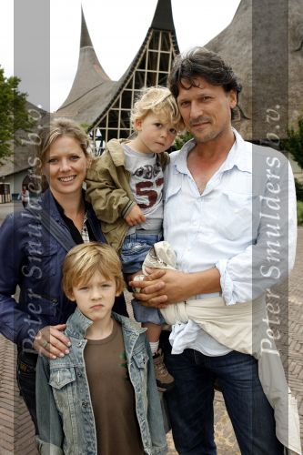 Kaatsheuvel 17 juni 2007
Bn ers in de efteling. Babette v Veen met Bas Westerweel en kinderen