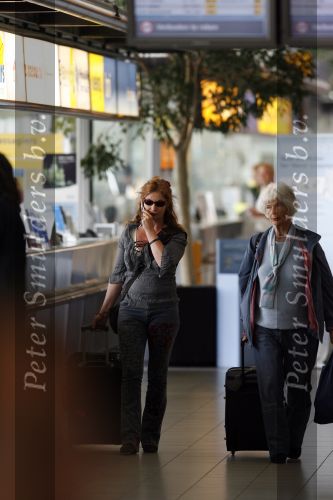 Schiphol 6 juni 2007
Thiery Duval Belinda Meuldijk en haar moeder op schiphol. Ze gaan naar haar vader toe die 85 jaar oud wordt in Spanje. Ze krijgen over de telefoon te horen dat ze de rechtzaak tegen prive gewonnen hebben. Thiery draagt t shirt met naam advocaat.