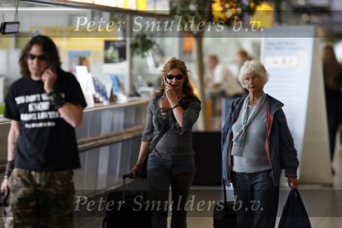 Schiphol 6 juni 2007
Thiery Duval Belinda Meuldijk en haar moeder op schiphol. Ze gaan naar haar vader toe die 85 jaar oud wordt in Spanje. Ze krijgen over de telefoon te horen dat ze de rechtzaak tegen prive gewonnen hebben. Thiery draagt t shirt met naam advocaat.