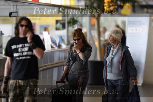 Schiphol 6 juni 2007
Thiery Duval Belinda Meuldijk en haar moeder op schiphol. Ze gaan naar haar vader toe die 85 jaar oud wordt in Spanje. Ze krijgen over de telefoon te horen dat ze de rechtzaak tegen prive gewonnen hebben. Thiery draagt t shirt met naam advocaat.