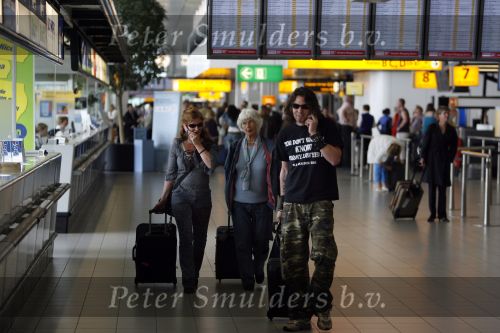 Schiphol 6 juni 2007
Thiery Duval Belinda Meuldijk en haar moeder op schiphol. Ze gaan naar haar vader toe die 85 jaar oud wordt in Spanje. Ze krijgen over de telefoon te horen dat ze de rechtzaak tegen prive gewonnen hebben. Thiery draagt t shirt met naam advocaat.