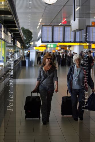 Schiphol 6 juni 2007
Thiery Duval Belinda Meuldijk en haar moeder op schiphol. Ze gaan naar haar vader toe die 85 jaar oud wordt in Spanje. Ze krijgen over de telefoon te horen dat ze de rechtzaak tegen prive gewonnen hebben. Thiery draagt t shirt met naam advocaat.