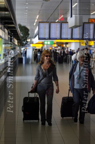 Schiphol 6 juni 2007
Thiery Duval Belinda Meuldijk en haar moeder op schiphol. Ze gaan naar haar vader toe die 85 jaar oud wordt in Spanje. Ze krijgen over de telefoon te horen dat ze de rechtzaak tegen prive gewonnen hebben. Thiery draagt t shirt met naam advocaat.