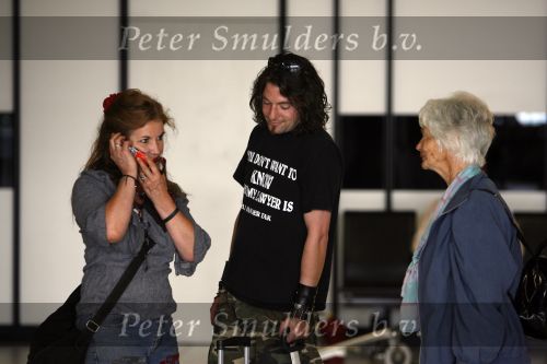 Schiphol 6 juni 2007
Thiery Duval Belinda Meuldijk en haar moeder op schiphol. Ze gaan naar haar vader toe die 85 jaar oud wordt in Spanje. Ze krijgen over de telefoon te horen dat ze de rechtzaak tegen prive gewonnen hebben. Thiery draagt t shirt met naam advocaat.