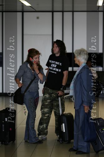 Schiphol 6 juni 2007
Thiery Duval Belinda Meuldijk en haar moeder op schiphol. Ze gaan naar haar vader toe die 85 jaar oud wordt in Spanje. Ze krijgen over de telefoon te horen dat ze de rechtzaak tegen prive gewonnen hebben. Thiery draagt t shirt met naam advocaat.