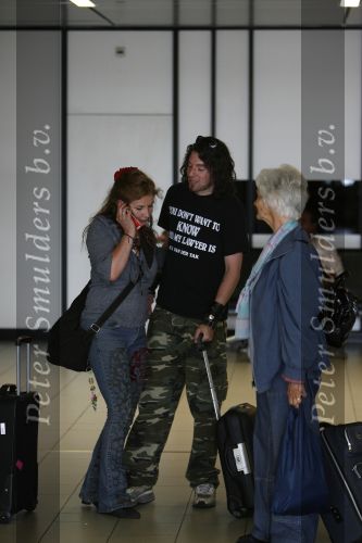 Schiphol 6 juni 2007
Thiery Duval Belinda Meuldijk en haar moeder op schiphol. Ze gaan naar haar vader toe die 85 jaar oud wordt in Spanje. Ze krijgen over de telefoon te horen dat ze de rechtzaak tegen prive gewonnen hebben. Thiery draagt t shirt met naam advocaat.