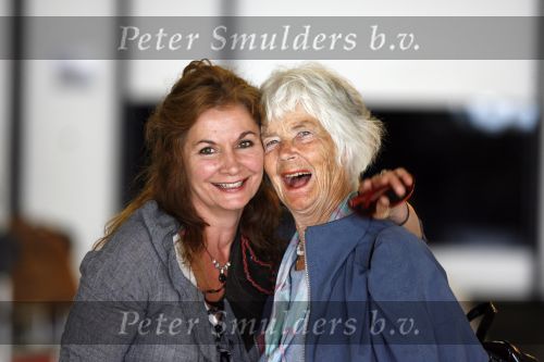 Schiphol 6 juni 2007
Thiery Duval Belinda Meuldijk en haar moeder op schiphol. Ze gaan naar haar vader toe die 85 jaar oud wordt in Spanje. Ze krijgen over de telefoon te horen dat ze de rechtzaak tegen prive gewonnen hebben. Thiery draagt t shirt met naam advocaat.