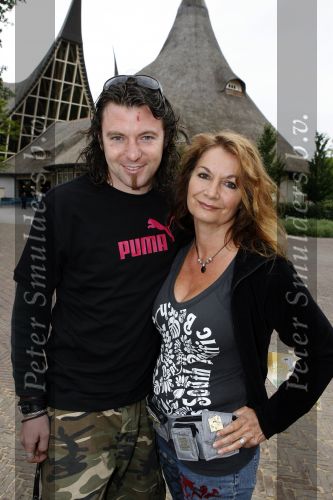 Kaatsheuvel 16 juni 2007
Belinda Meuldijk met zoon Yoshi en vriend Thierry Duval in de efteling.