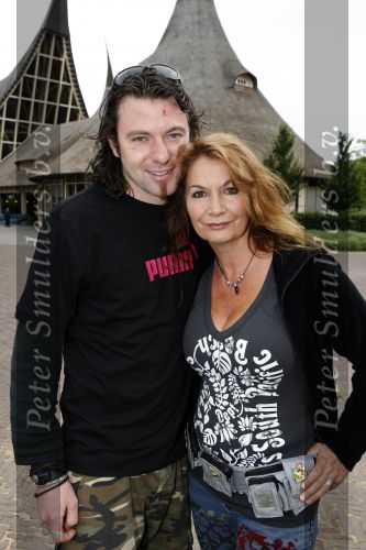 Kaatsheuvel 16 juni 2007
Belinda Meuldijk met zoon Yoshi en vriend Thierry Duval in de efteling.